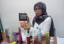 Kosmetik Berbahaya Masih Marak Beredar di Kalbar KOSMETIK ILEGAL. Plh. Kepala Balai BPOM Pontianak, Ida Lumongga menunjukan salah satu kosmetik ilegal dan mengandung bahan berbahaya yang disita di kantornya, Selasa (24/7)--Ambrosius Junius-RK