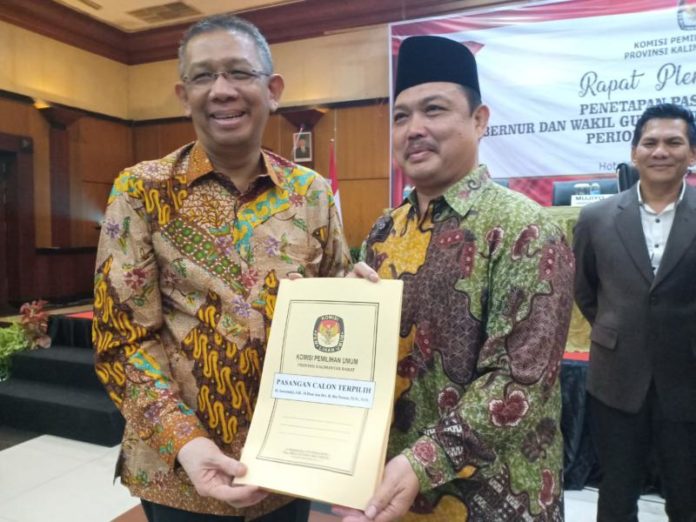 PEMIMPIN KALBAR BARU. Sutarmidji-Ria Norsan menerima penetapan sebagai Paslon Gubernur dan Wakil Gubernur Kalbar terpilih periode 2018-2023 di Ballroom Hotel Kapuas Palace, Pontianak, Selasa (24/7). Rizka Nanda-RK