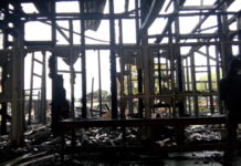 Seorang Satpol PP Pingsan saat Mengamankan Dokumen Penting TINGGAL PUING-PUING. Rumah dinas Bupati Sintang, yang juga merupakan bangunan bersejarah ludes terbakar, Kamis (26/7). Benidiktus Krismono-RK