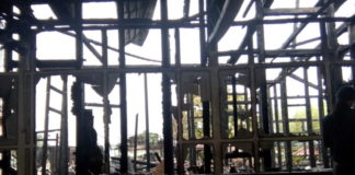 Seorang Satpol PP Pingsan saat Mengamankan Dokumen Penting TINGGAL PUING-PUING. Rumah dinas Bupati Sintang, yang juga merupakan bangunan bersejarah ludes terbakar, Kamis (26/7). Benidiktus Krismono-RK