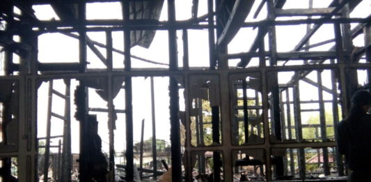 Seorang Satpol PP Pingsan saat Mengamankan Dokumen Penting TINGGAL PUING-PUING. Rumah dinas Bupati Sintang, yang juga merupakan bangunan bersejarah ludes terbakar, Kamis (26/7). Benidiktus Krismono-RK