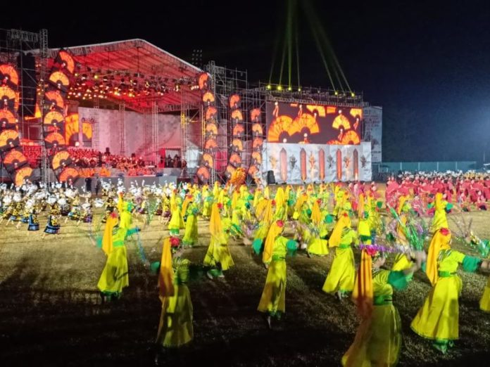 PEMBUKAAN PESPARAWI. Ratusan penari mengenakan pakaian adat suku-suku di Kalbar memeriahkan pembukaan Pesparawi Nasional ke XII Tahun di Stadion SSA Pontianak, Senin (30/7). Rizka Nanda-RK