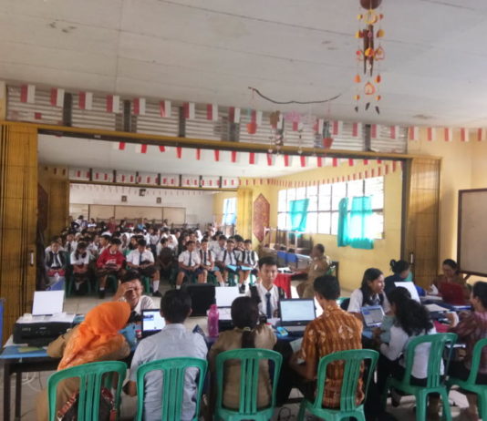Pendaftar SMAN 1 Ngabang Membeludak PPDB. Suasana hari pertama PPDB Online di SMAN 1 Ngabang, Senin (2/7). Antonius-RK