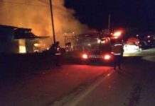 Empat Bangunan Ludes Terbakar UPAYA PEMADAMAN. Satu unit mobil POM, dua unit mobil tangki, dan 2 unit mobil komando dengan 42 personel tengah memadamkan api di empat rumah depan Makam Pahlawan Sintang, Kamis (5/7). Benidiktus Krismono-RK