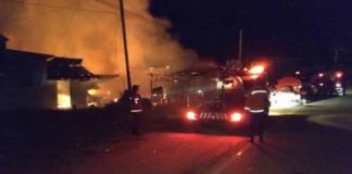 Empat Bangunan Ludes Terbakar UPAYA PEMADAMAN. Satu unit mobil POM, dua unit mobil tangki, dan 2 unit mobil komando dengan 42 personel tengah memadamkan api di empat rumah depan Makam Pahlawan Sintang, Kamis (5/7). Benidiktus Krismono-RK