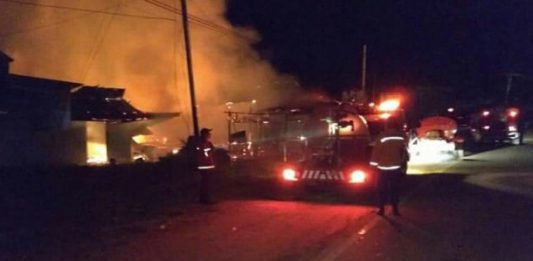 Empat Bangunan Ludes Terbakar UPAYA PEMADAMAN. Satu unit mobil POM, dua unit mobil tangki, dan 2 unit mobil komando dengan 42 personel tengah memadamkan api di empat rumah depan Makam Pahlawan Sintang, Kamis (5/7). Benidiktus Krismono-RK