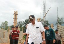 RS Pratama Serawai Segera Beroperasional TINJAU. Bupati Jarot Winarno bersama jajaran meninjau RS Pratama Serawai, Jumat (6/7). Benidiktus Krismono-RK