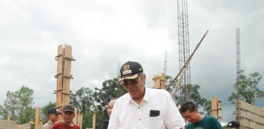 RS Pratama Serawai Segera Beroperasional TINJAU. Bupati Jarot Winarno bersama jajaran meninjau RS Pratama Serawai, Jumat (6/7). Benidiktus Krismono-RK