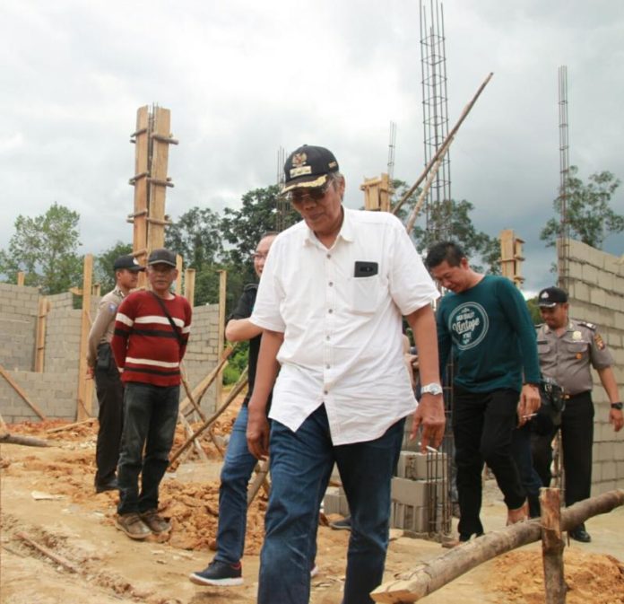 TINJAU. Bupati Jarot Winarno bersama jajaran meninjau RS Pratama Serawai, Jumat (6/7). Benidiktus Krismono-RK