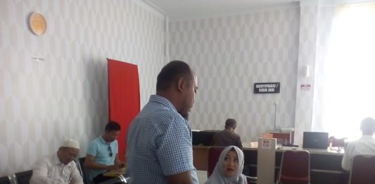 Jejak Rekam Bacaleg Dicek NYALEG. Para Bacaleg mengurus SKCK di Ruang Pelayanan SKCK Polres Singkawang, Senin (9/7)--SUHENDRA RK