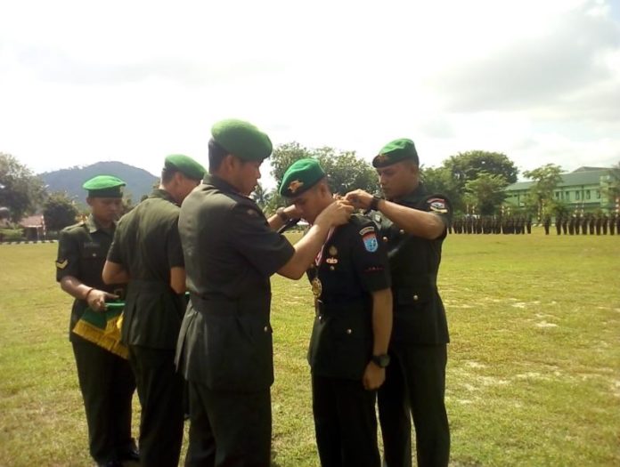 LANTIK. Danrindam XII Tanjungpura, Kolonel Inf Martin Susilo Martopo Turnip SH melantik prajurit Tamtama Infanteri yang lolos pendidikan Dikjurtaif Abit Diktama TNI AD Tahun Anggaran 2017 (OV) di Lapangan Sapta MargaRindam XII Tanjungpura, Senin (9/7)--SUHENDRA RK