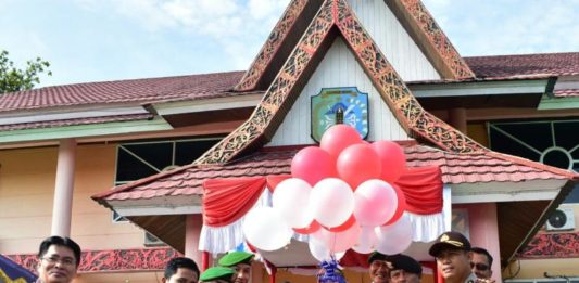 Pecat ASN dan Polisi yang (Ketahuan) Pakai Narkoba ANTI NARKOBA. Pelepasan balon ke udara pada peringatan Hari Anti Narkoba Internasional, di kantor Bupati Sintang, Kamis (12/7). Benidiktus Krismono-Rakyat Kalbar