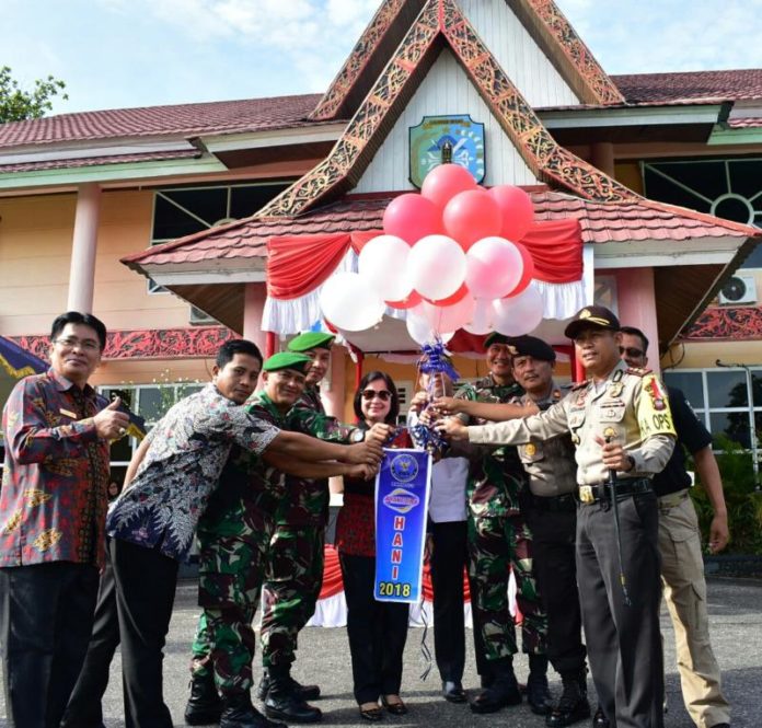 ANTI NARKOBA. Pelepasan balon ke udara pada peringatan Hari Anti Narkoba Internasional, di kantor Bupati Sintang, Kamis (12/7). Benidiktus Krismono-Rakyat Kalbar