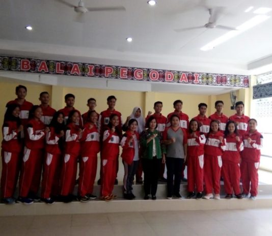 105 Atlet Wakili Sintang Dalam Popda PELEPASAN. Sekda Sintang melepas 105 atlet yang akan berlaga dalam Popda Provinsi di Pontianak, Jumat (13/7)—Humas for RK