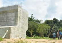 Agar pada 2020, Tak Ada yang Menyeberang Pakai Sampan Lagi TINJAU PROGRES JEMBATAN KETUNGAU II. Bupati Jarot Winarno bersama Wakil Ketua DPRD Sintang, Terry Ibrahim, dan jajaran terkait meninjau langsung progres pembangunan Jembatan Ketungau II, Sabtu (21/7). Benidiktus Krismono-RK