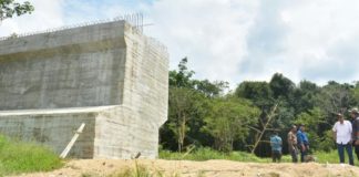 Agar pada 2020, Tak Ada yang Menyeberang Pakai Sampan Lagi TINJAU PROGRES JEMBATAN KETUNGAU II. Bupati Jarot Winarno bersama Wakil Ketua DPRD Sintang, Terry Ibrahim, dan jajaran terkait meninjau langsung progres pembangunan Jembatan Ketungau II, Sabtu (21/7). Benidiktus Krismono-RK