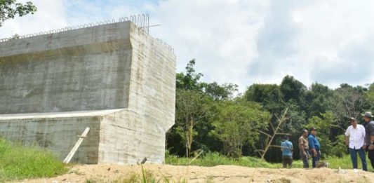 Agar pada 2020, Tak Ada yang Menyeberang Pakai Sampan Lagi TINJAU PROGRES JEMBATAN KETUNGAU II. Bupati Jarot Winarno bersama Wakil Ketua DPRD Sintang, Terry Ibrahim, dan jajaran terkait meninjau langsung progres pembangunan Jembatan Ketungau II, Sabtu (21/7). Benidiktus Krismono-RK