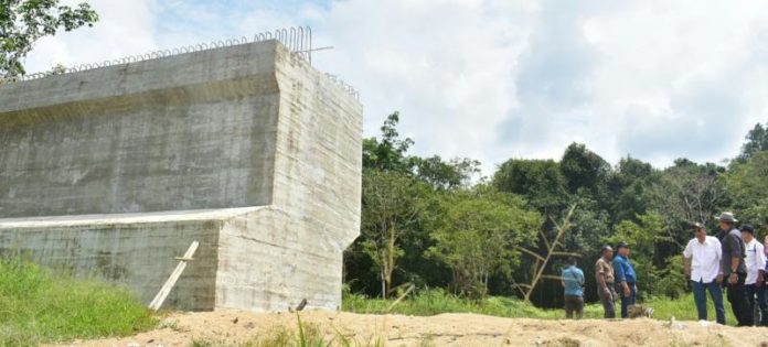 TINJAU PROGRES JEMBATAN KETUNGAU II. Bupati Jarot Winarno bersama Wakil Ketua DPRD Sintang, Terry Ibrahim, dan jajaran terkait meninjau langsung progres pembangunan Jembatan Ketungau II, Sabtu (21/7). Benidiktus Krismono-RK