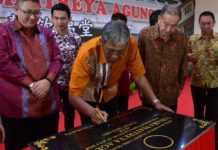 Wujudkan Masyarakat Bermoral, Beretika, Berbudaya dan Beradab RESMIKAN VIHARA. Bupati Jarot Winarno meresmikan gedung baru Vihara Maitreya Agung Sintang, Minggu (22/7). Benidiktus Krismono-RK