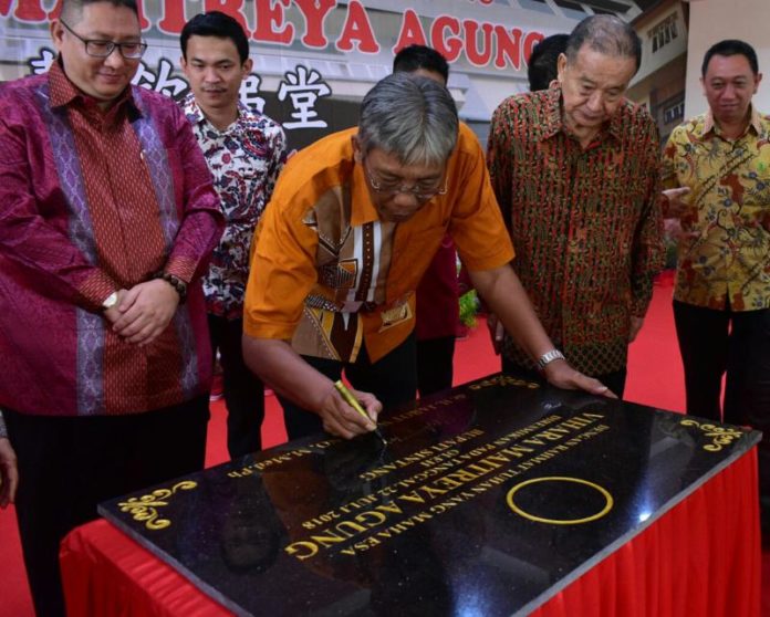 RESMIKAN VIHARA. Bupati Jarot Winarno meresmikan gedung baru Vihara Maitreya Agung Sintang, Minggu (22/7). Benidiktus Krismono-RK