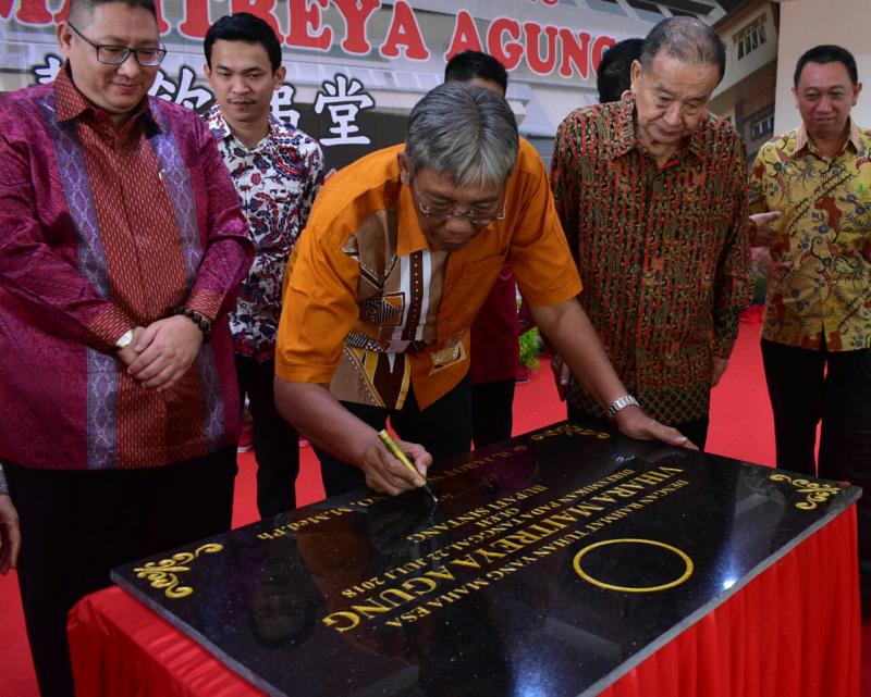 RESMIKAN VIHARA. Bupati Jarot Winarno meresmikan gedung baru Vihara Maitreya Agung Sintang, Minggu (22/7). Benidiktus Krismono-RK