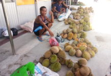 Berkah Musim Durian JUALAN SI RAJA BUAH. Penjual durian di Simpang Munggu, Ngabang, Kamis (26/7). Antonius-RK