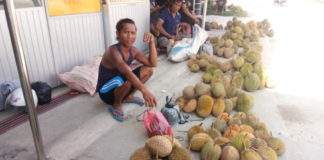 Berkah Musim Durian JUALAN SI RAJA BUAH. Penjual durian di Simpang Munggu, Ngabang, Kamis (26/7). Antonius-RK