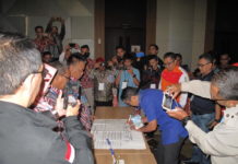 Yakin Rapat Pleno Terbuka Lancar TEKEN HASIL PLENO. Saksi-saksi Paslon Gubernur dan Wakil Gubernur Kalbar menandatangani hasil rekapitulasi suara Pilgub Kalbar dalam rapat pleno rekapitulasi KPU Kota Pontianak, Kamis (5/7). Maulidi Murni-RK