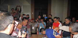 Yakin Rapat Pleno Terbuka Lancar TEKEN HASIL PLENO. Saksi-saksi Paslon Gubernur dan Wakil Gubernur Kalbar menandatangani hasil rekapitulasi suara Pilgub Kalbar dalam rapat pleno rekapitulasi KPU Kota Pontianak, Kamis (5/7). Maulidi Murni-RK