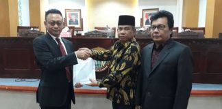 Pemkot Bakal Bangun Rumah Sakit di Pontianak Utara JAWABAN WALI KOTA. Edi Rusdi Kamtono menyerahkan jawaban Wali Kota terhadap pemandangan umum fraksi-fraksi DPRD Kota Pontianak, Senin (9/7). Gusnadi-RK