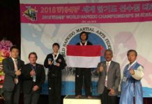 Gadis Yatim Piatu Juara Dunia Hapkido JUARA DUNIA. Devi Safitri naik podium sambil membentangkan bendera merah-putih sebagai juara pertama World Hapkido Championship Seoul 2018 di Seoul, Korea Selatan, Minggu (29/7). Humas Pemkab Kubu Raya for RK