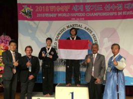 JUARA DUNIA. Devi Safitri naik podium sambil membentangkan bendera merah-putih sebagai juara pertama World Hapkido Championship Seoul 2018 di Seoul, Korea Selatan, Minggu (29/7). Humas Pemkab Kubu Raya for RK