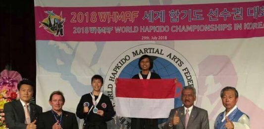 Gadis Yatim Piatu Juara Dunia Hapkido JUARA DUNIA. Devi Safitri naik podium sambil membentangkan bendera merah-putih sebagai juara pertama World Hapkido Championship Seoul 2018 di Seoul, Korea Selatan, Minggu (29/7). Humas Pemkab Kubu Raya for RK