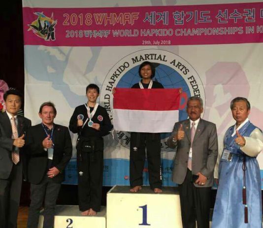 Gadis Yatim Piatu Juara Dunia Hapkido JUARA DUNIA. Devi Safitri naik podium sambil membentangkan bendera merah-putih sebagai juara pertama World Hapkido Championship Seoul 2018 di Seoul, Korea Selatan, Minggu (29/7). Humas Pemkab Kubu Raya for RK