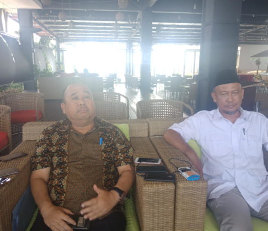 Ketua Gerindra Kalbar Diancam JUMPA PERS. Suriansyah (kiri) dan Muhammad Rizal ketika memberikan keterangan pers di Hotel Borneo, Jalan Merdeka, Pontianak, Kamis (19/7). Zainudin-RK