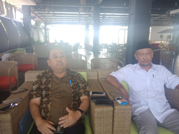 JUMPA PERS. Suriansyah (kiri) dan Muhammad Rizal ketika memberikan keterangan pers di Hotel Borneo, Jalan Merdeka, Pontianak, Kamis (19/7). Zainudin-RK