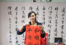 Kaligrafi TKW KALIGRAFI MANDARIN. Lestari yang karib disapa Lisa dengan dua karya kaligrafinya. Dahlan Iskan for Rakyat Kalbar