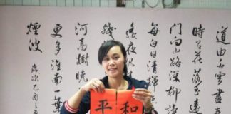 Kaligrafi TKW KALIGRAFI MANDARIN. Lestari yang karib disapa Lisa dengan dua karya kaligrafinya. Dahlan Iskan for Rakyat Kalbar