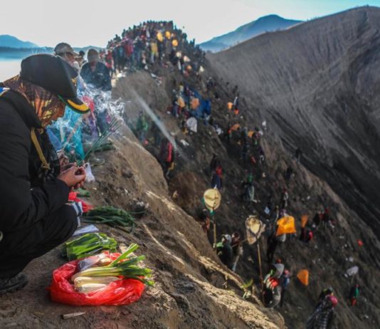 Pelantikan Dukun Urung Dilakukan