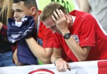 Mengapa Sepak Bola Bisa Seemosional Ini? KECEWA. Ekspresi Suporter Inggris usai tim kebanggannya kalah dari tim Kroasia pada pertandingan semifinal Piala Dunia 2018 di Stadion Luzhniki, Moscow, Rusia, Rabu (11/7). Angger Bondan/Jawa Pos