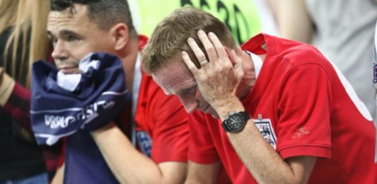 Mengapa Sepak Bola Bisa Seemosional Ini? KECEWA. Ekspresi Suporter Inggris usai tim kebanggannya kalah dari tim Kroasia pada pertandingan semifinal Piala Dunia 2018 di Stadion Luzhniki, Moscow, Rusia, Rabu (11/7). Angger Bondan/Jawa Pos