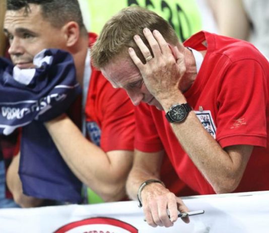 Mengapa Sepak Bola Bisa Seemosional Ini? KECEWA. Ekspresi Suporter Inggris usai tim kebanggannya kalah dari tim Kroasia pada pertandingan semifinal Piala Dunia 2018 di Stadion Luzhniki, Moscow, Rusia, Rabu (11/7). Angger Bondan/Jawa Pos