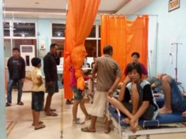 KERACUNAN. Warga diduga keracunan mendapatkan perawatan di UGD RSUD dr Rubini Mempawah, Minggu malam (1/7). Ari Sandy-RK