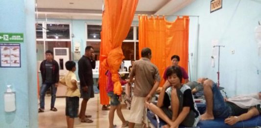 Diduga Keracunan Telur Cabai KERACUNAN. Warga diduga keracunan mendapatkan perawatan di UGD RSUD dr Rubini Mempawah, Minggu malam (1/7). Ari Sandy-RK