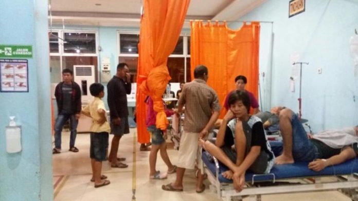 KERACUNAN. Warga diduga keracunan mendapatkan perawatan di UGD RSUD dr Rubini Mempawah, Minggu malam (1/7). Ari Sandy-RK