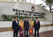 Jangan Harap Bisa Nyaleg KETUA KPU SAMBAS. Sudarmi (nomor dua dari kanan) bersama komisioner KPU Sambas lainnya berfoto di depan Kantor KPU RI, belum lama ini. Sudarmi for RK