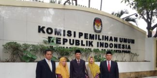 Jangan Harap Bisa Nyaleg KETUA KPU SAMBAS. Sudarmi (nomor dua dari kanan) bersama komisioner KPU Sambas lainnya berfoto di depan Kantor KPU RI, belum lama ini. Sudarmi for RK