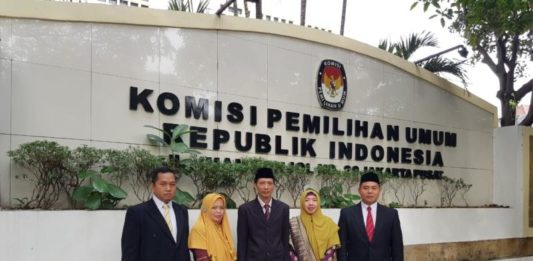 Jangan Harap Bisa Nyaleg KETUA KPU SAMBAS. Sudarmi (nomor dua dari kanan) bersama komisioner KPU Sambas lainnya berfoto di depan Kantor KPU RI, belum lama ini. Sudarmi for RK