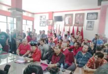 PDIP Kalbar Sikapi Hitung Cepat Lembaga Survei KONPRES. Cornelis didampingi Dewan Pakar DPD PDIP Kalbar Jakius Sinyor memberikan keterangan pers terkait hasil hitung cepat lembaga surve di Pilgub Kalbar di Sekretariat DPD PDIP Kalbar, Jalan Sultan Abdurrahman, Pontianak, Sabtu siang (30/6). Ambrosius Junius-RK
