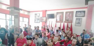 PDIP Kalbar Sikapi Hitung Cepat Lembaga Survei KONPRES. Cornelis didampingi Dewan Pakar DPD PDIP Kalbar Jakius Sinyor memberikan keterangan pers terkait hasil hitung cepat lembaga surve di Pilgub Kalbar di Sekretariat DPD PDIP Kalbar, Jalan Sultan Abdurrahman, Pontianak, Sabtu siang (30/6). Ambrosius Junius-RK